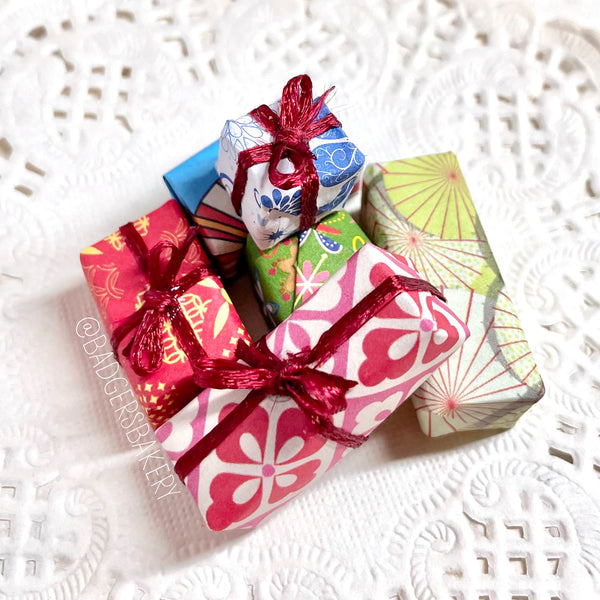 Miniature Christmas Gift Bag Tissue Bow, Dollhouse Mini, Gift Wrap Rolls  Box, Fairy Garden Accessories, Diorama, Craft Supply, Fairy Garden 